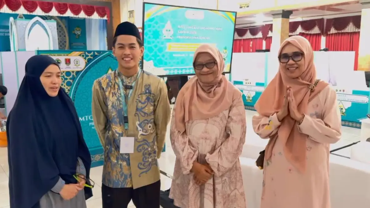 Sekda Kaltim (dua kanan) didampingi Kabiro Kesra dan salah satu kafilah Kaltim dan orangtuanya.