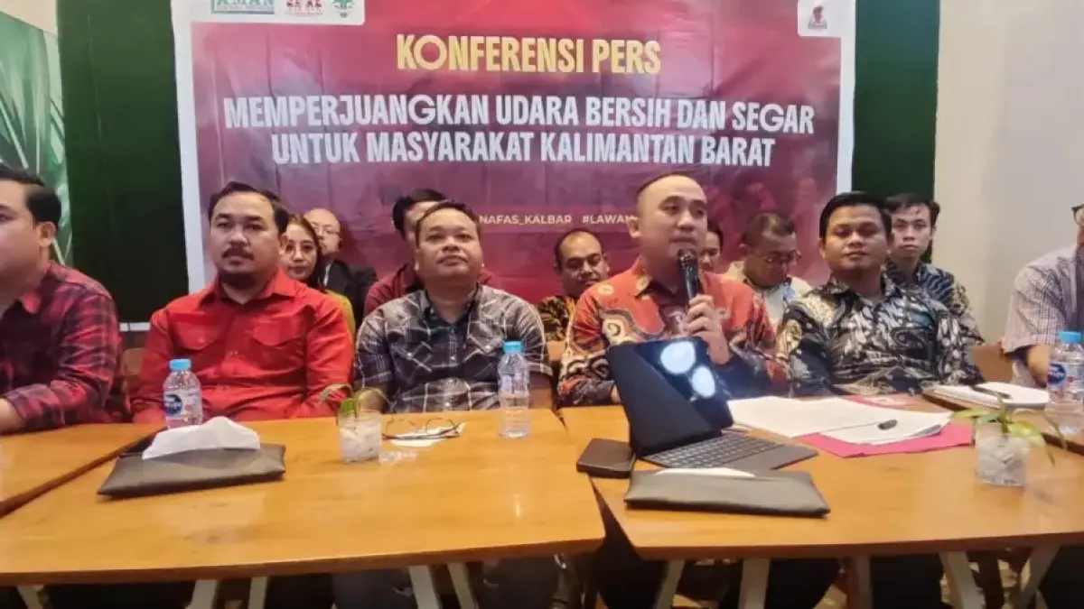 Tim Hukum Nafas Kalimantan Barat menyampaikan gugatan class action atas karhutla dan kabut asap 2026 dalam konferensi pers di Pontianak. Presiden RI dan Gubernur Kalbar termasuk pihak yang digugat. (FOTO: DENY HAMDANI)