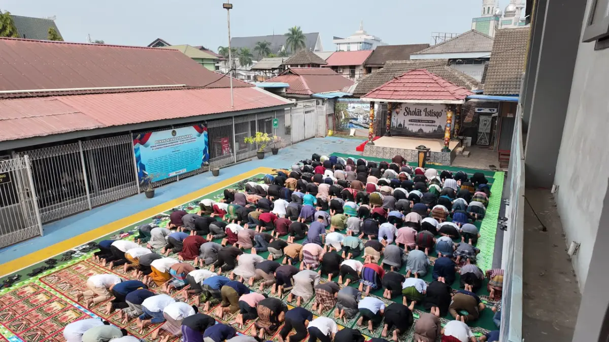 Warga binaan Lapas Kelas IIA Samarinda saat Salat Istisqa.