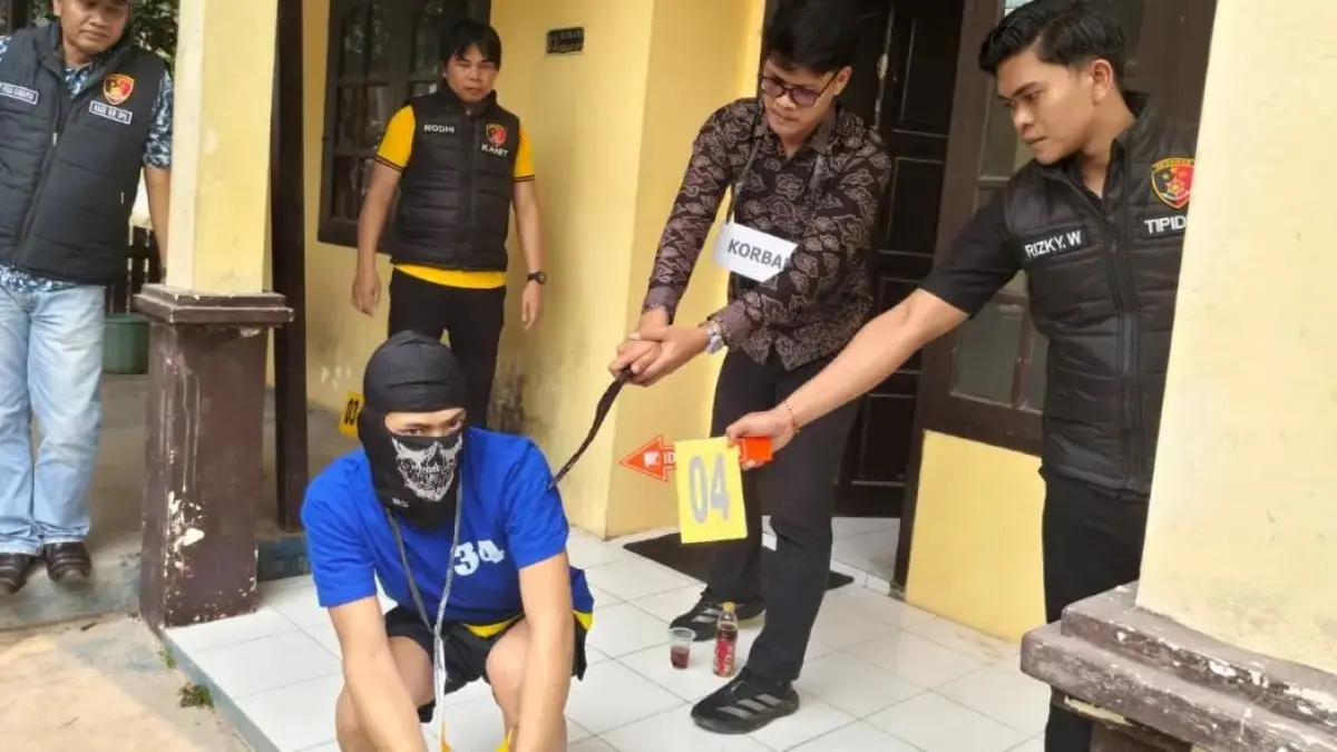 Korban RK yang diperagakan orang lain lebih dulu mengayunkan senjata tajam ke arah tersangka RN. FOTO: IST/RADAR SAMPIT