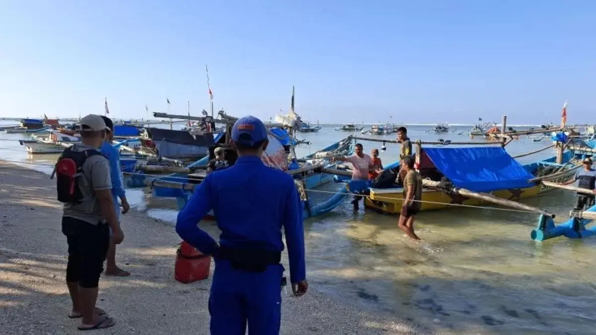 Personel Satpolairud dan nelayan melakukan pemantauan pencarian perahu yang terbawa arus gelombang laut di Kecamatan Cibalong, Kabupaten Garut. (Satpolairud Polres Garut/Antara)