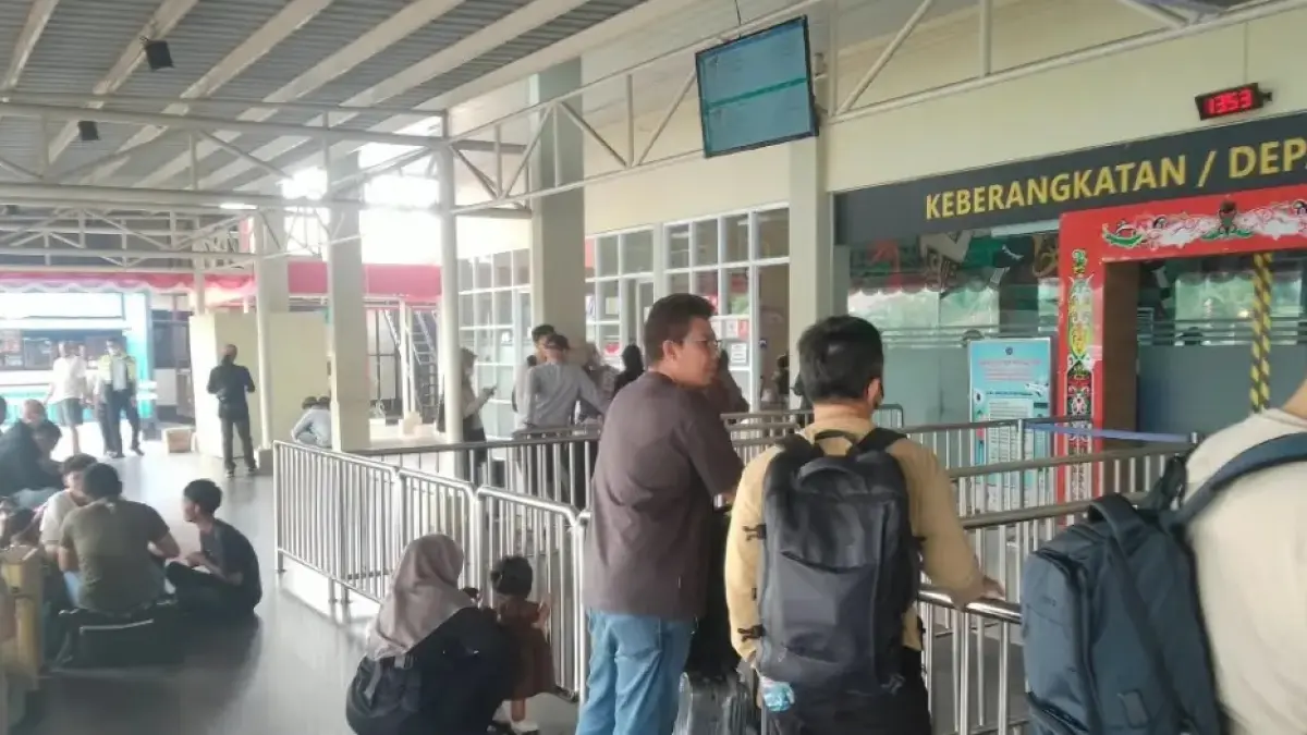 Sejumlah calon penumpang pesawat di Bandara H Asan Sampit, yang menanti kepastian jadwal penerbangan, lantaran terdampak kabut asap karhutla, Jumat (18/9).(ian/radarsampit)
