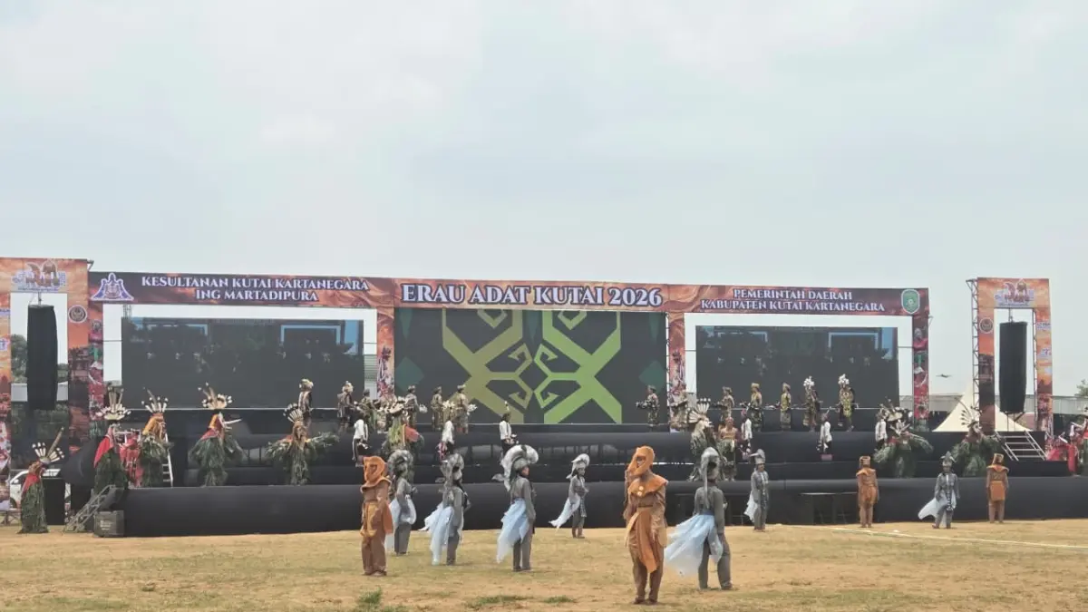 Tari kolosal "Penjaga Tahta di Tepian Mahakam" yang dipersembahkan Komunitas Serapo untuk Erau 2026 (Elmo/Prokal.co)