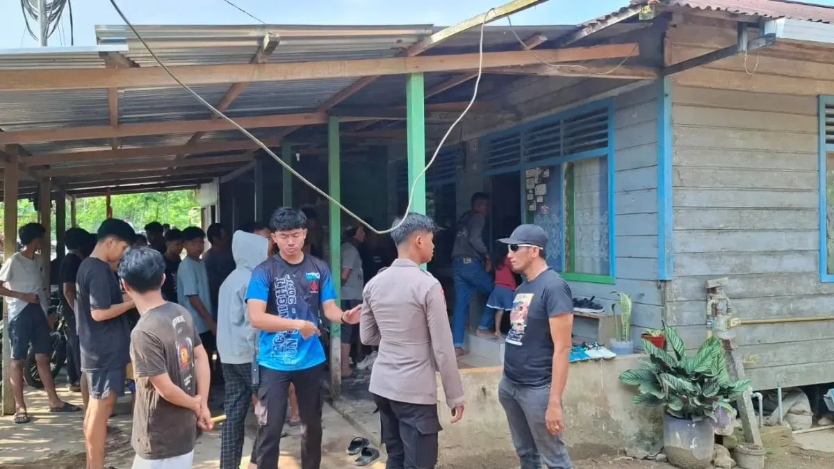 BERDUKA: Warga berdatangan ke rumah duka korban diterkam buaya di pantai Perusda. (FOTO: IST)