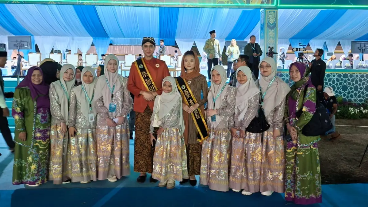 Busana peserta dan ofisial kafilah Kaltim saat penutupan dan terima.piala.