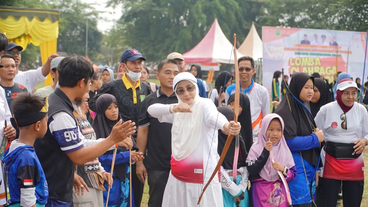 LESTARIKAN BUDAYA: Bupati Berau Sri Juniarsih Mas, membuka lomba olahraga tradisional di Lapangan Batiwakkal, Minggu, 20 September 2026. KPG