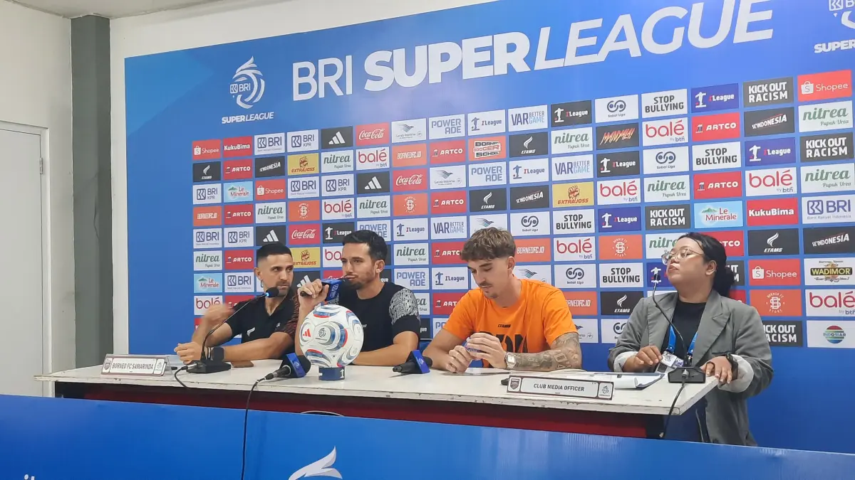 Pelatih Borneo FC Mauro Jeronimo dan pemain FC Ruben Lopez.