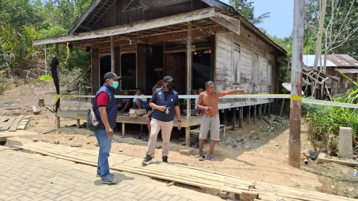 Petugas meminta keterangan kepada warga Desa Kambiyain terkait insiden penganiayaan berat berujung maut yang melibatkan pelajar yang terjadi pada Minggu (20/9/2026).(Foto: Polres Balangan)