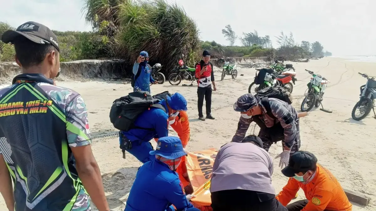 Tim SAR gabungan menemukan sesosok mayat laki-laki terdampar di pesisir Pantai Sungai Gantingan, Desa Sungai Perlu, Kecamatan Seruyan Hilir, Kabupaten Seruyan, Kalimantan Tengah, Senin (21/9/2026). (Basarnas/Radar Sampit)