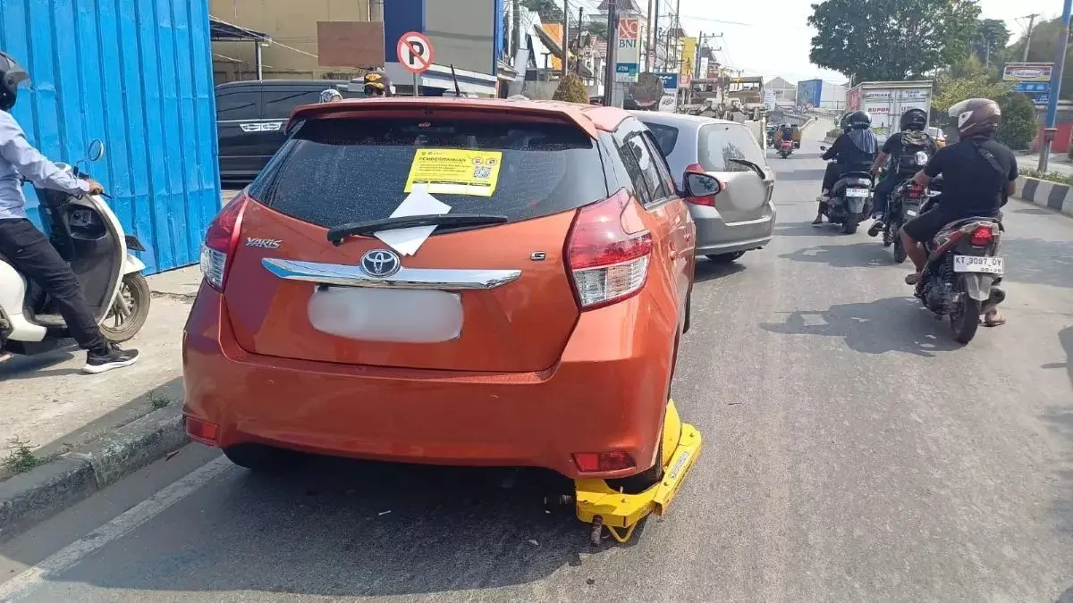 Dishub Samarinda melakukan penertiban kendaraan yang melanggar aturan parkir. Sejumlah kendaraan digembok dan digembosi sebagai tindakan penegakan aturan.
