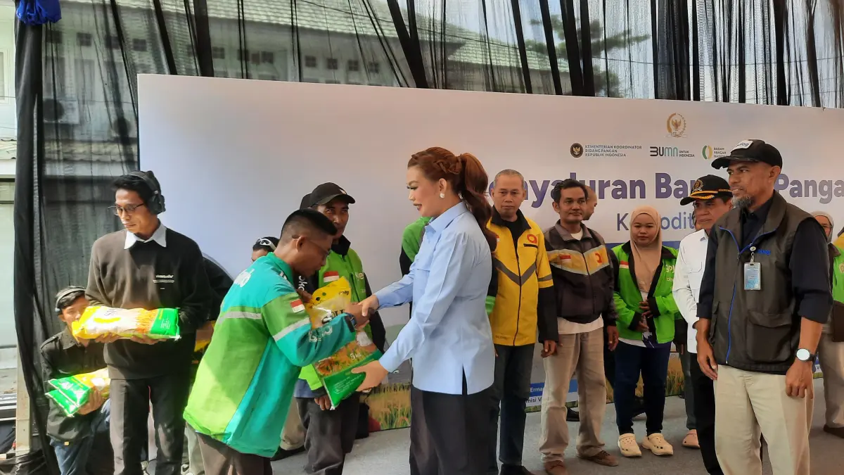 Penyaluran bantuan beras kepada penerima manfaat oleh Sarifah Suraidah Mas