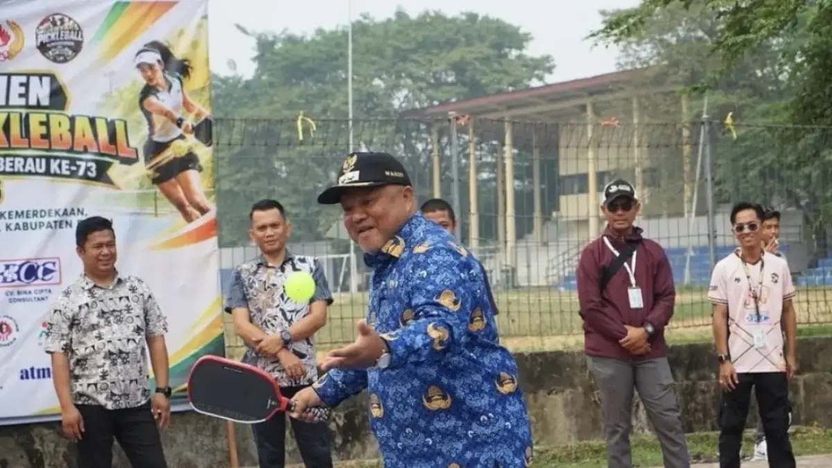 DUKUNGAN: Wabup Berau, Gamalis, melakukan servis pada pembukaan Turnamen Gebyar Pickleball dalam rangkaian Hari Jadi Ke-73 Kabupaten Berau, di Lapangan Pickleball Batiwakkal. KPG