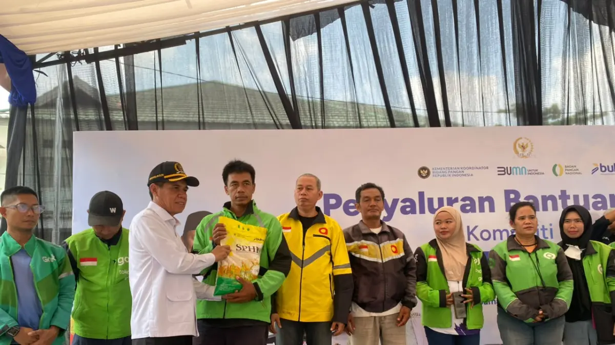 Helmi Abdullah (baju putih).