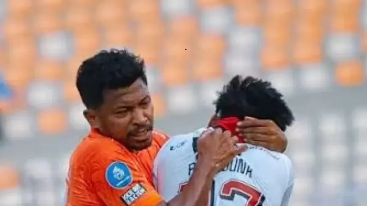 Rifad Marasabessy dan Rahmat Arjuna saat adu pukul ketika Borneo FC bertemu Bali United di Stadion Segiri, Samarinda, Senin lalu. (KPG.)