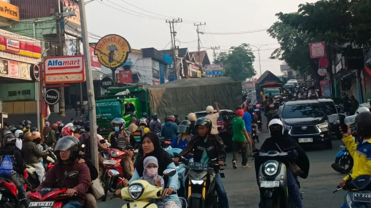 Kecelakaan lalu lintas terjadi di Jalan Soekarno-Hatta Km 1, Balikpapan, Kalimantan Timur, Kamis (24/9/2026) sekitar pukul 07.00 WITA.