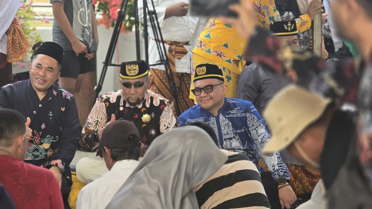 Ketua DPRD Kukar Ahmad Yani saat ikut Beseprah dengan Sultan Aji Muhammad Arifin dan Bupati Aulia Rahman Basri serta warga (Istimewa)