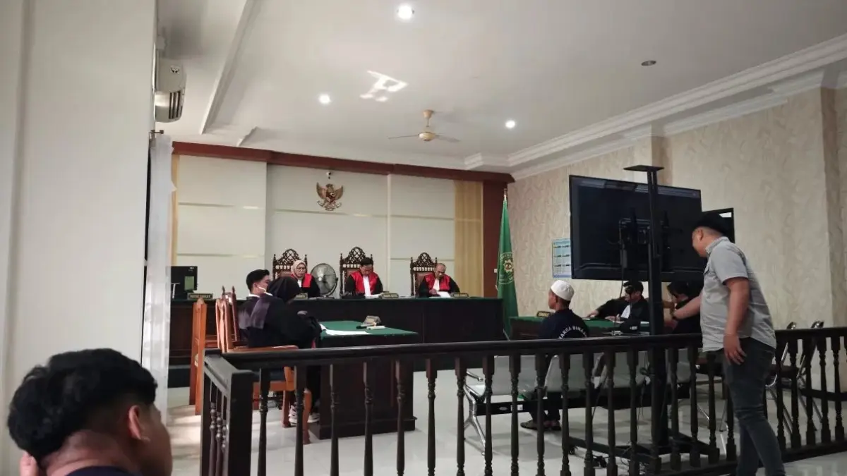 Terdakwa Vinisius Pama Tukan alias Venom mendengarkan pembacaan putusan Majelis Hakim dalam perkara penikaman di kawasan Gunung Manggah, Samarinda.