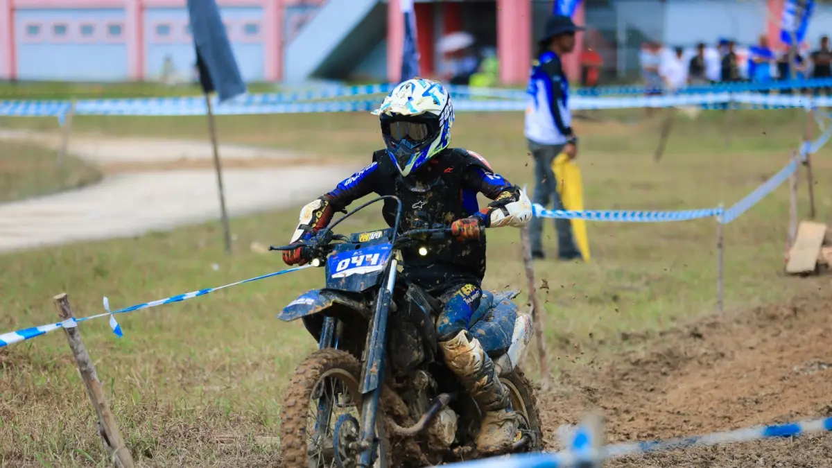 Kejuaraan balap populer Shell BLU CRU Yamaha Enduro Challenge 2026 segera berlanjut lagi. Usai dibuka di Kabupaten Landak Kalimantan Barat akhir Mei lalu, berikutnya putaran 2 akan diadakan 26-27 September di sirkuit Lapangan Graha Tirta, Waru Sidoarjo Jawa Timur.