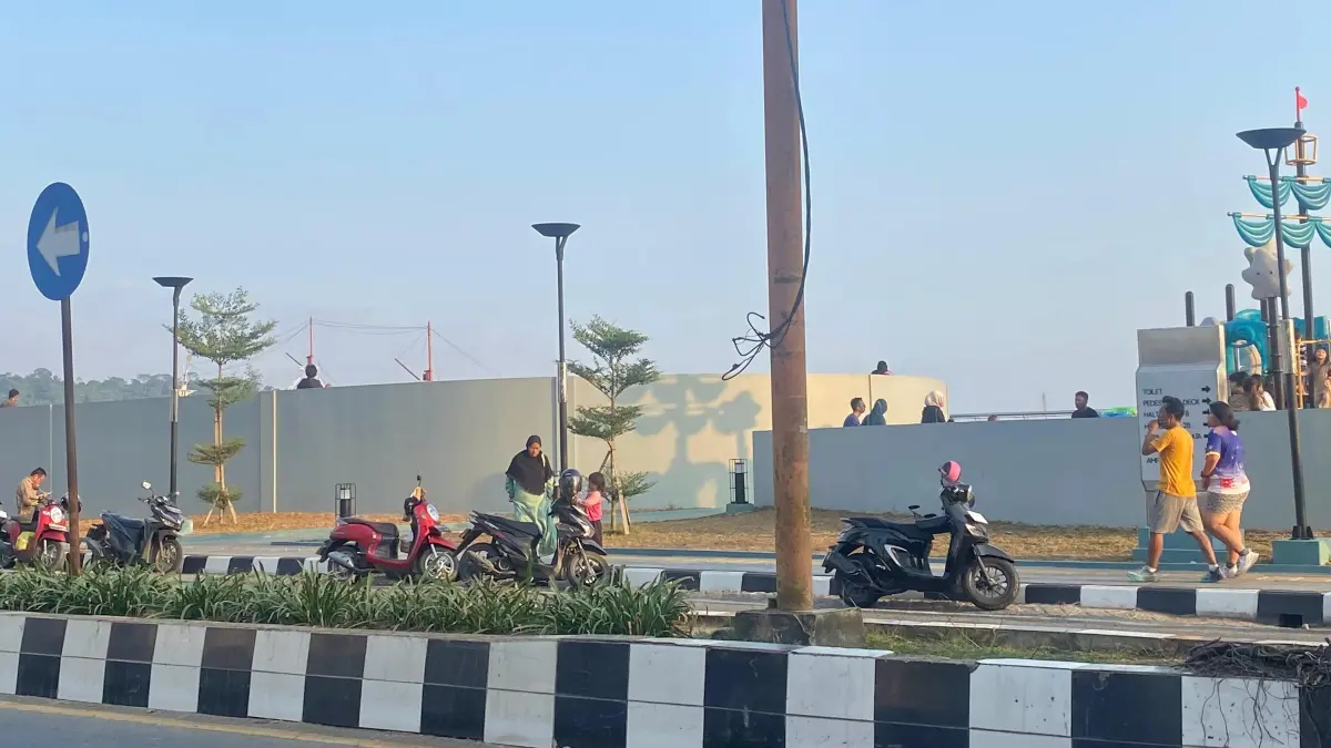 Potret kendaraan yang terparkir di tepi jalan Teras Samarinda 2.