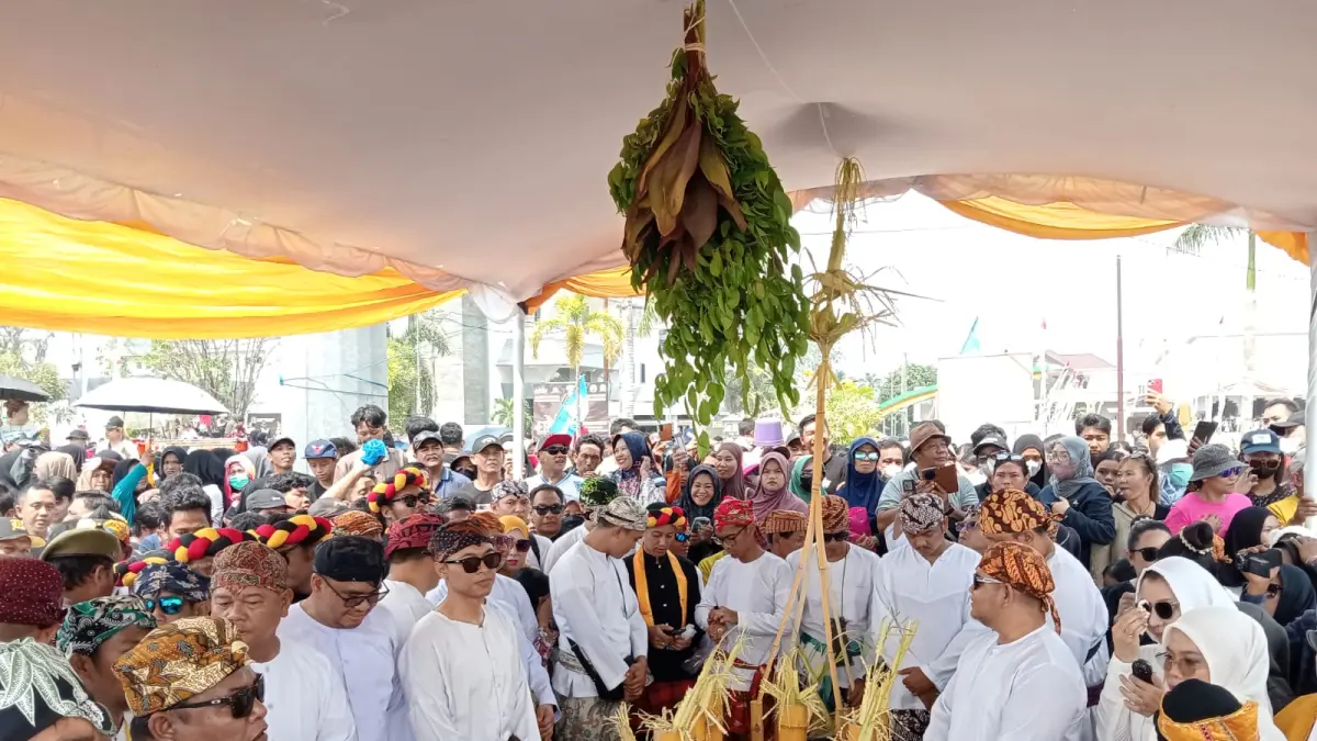 Prosesi memercikkan air tuli oleh Sultan Aji Muhammad Arifin sebelum dimulainya Belimbur sebagai puncak Erau Adat Kutai 2026 (Istimewa)