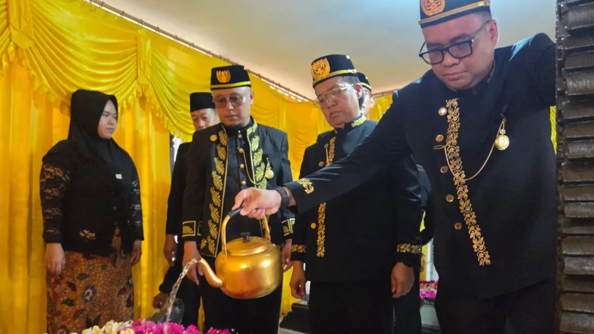 Bupati dan Wakil Bupati Kukar, Aulia Rahman Basri dengan Rendi Solihin saat ziarah ke makam raja-raja di HUT ke-244 Tenggarong (Elmo/Prokal.co)