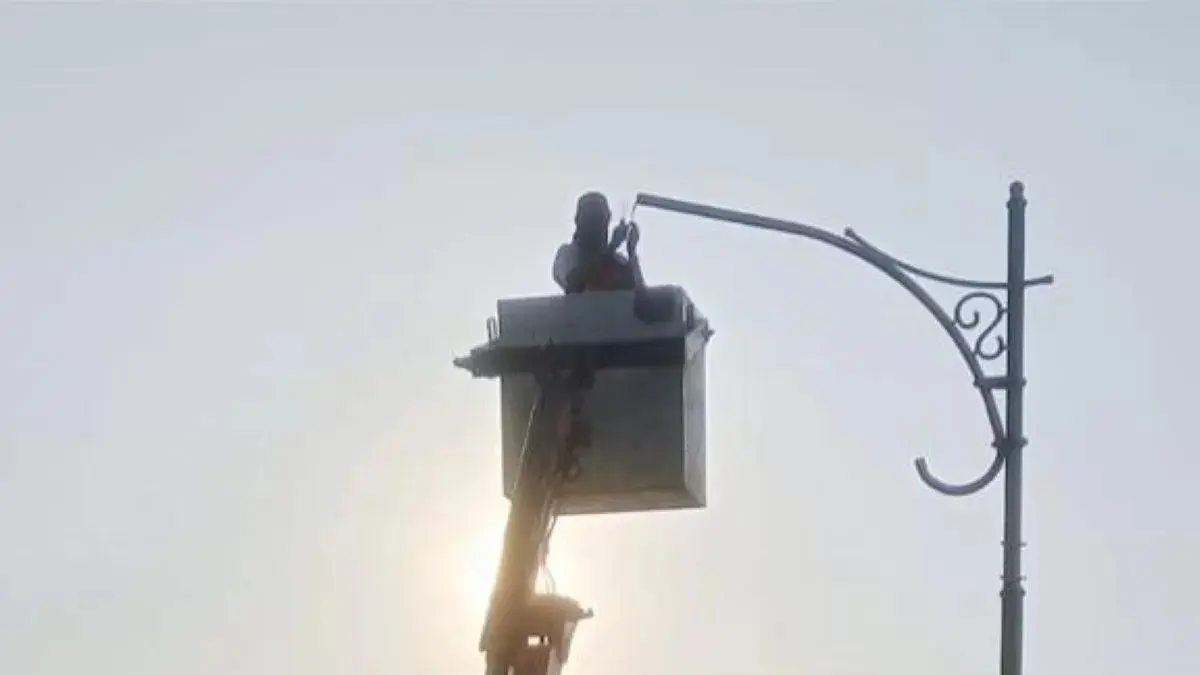Pemasangan lampu di Jembatan Mahulu.