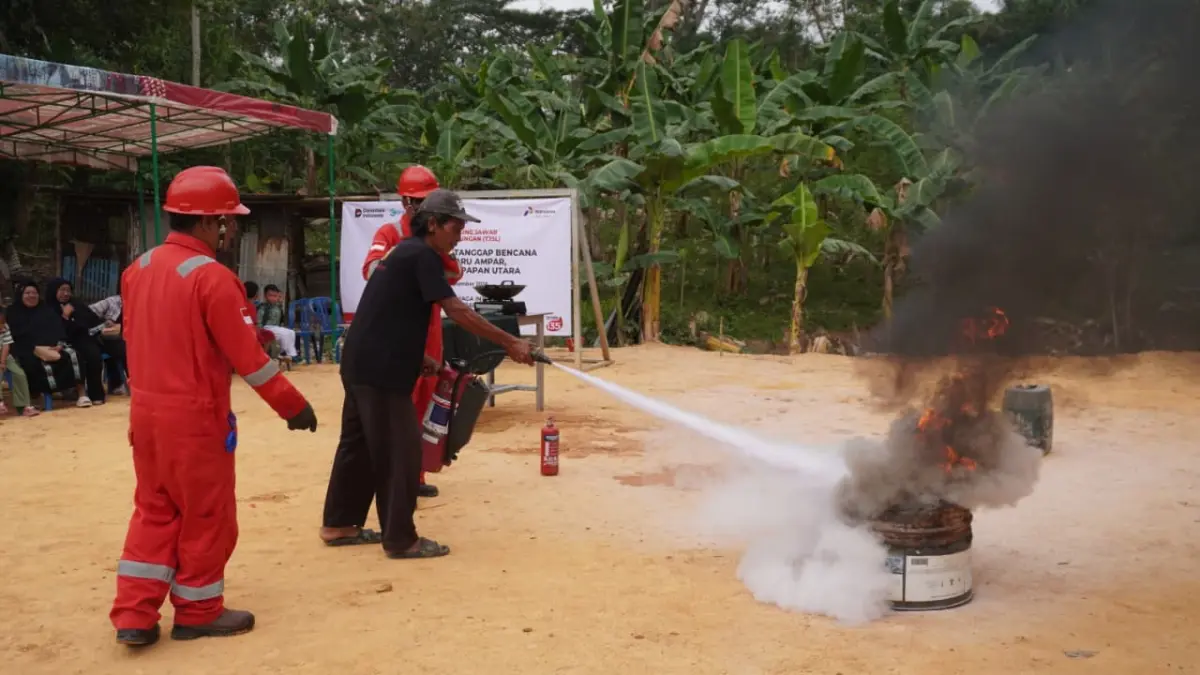 PT Pertamina Patra Niaga Regional Kalimantan melalui Integrated Terminal (IT) Balikpapan menggelar pelatihan mitigasi kebakaran bagi warga RT 57 Kelurahan Batu Ampar, Kota Balikpapan, Rabu (16/9).