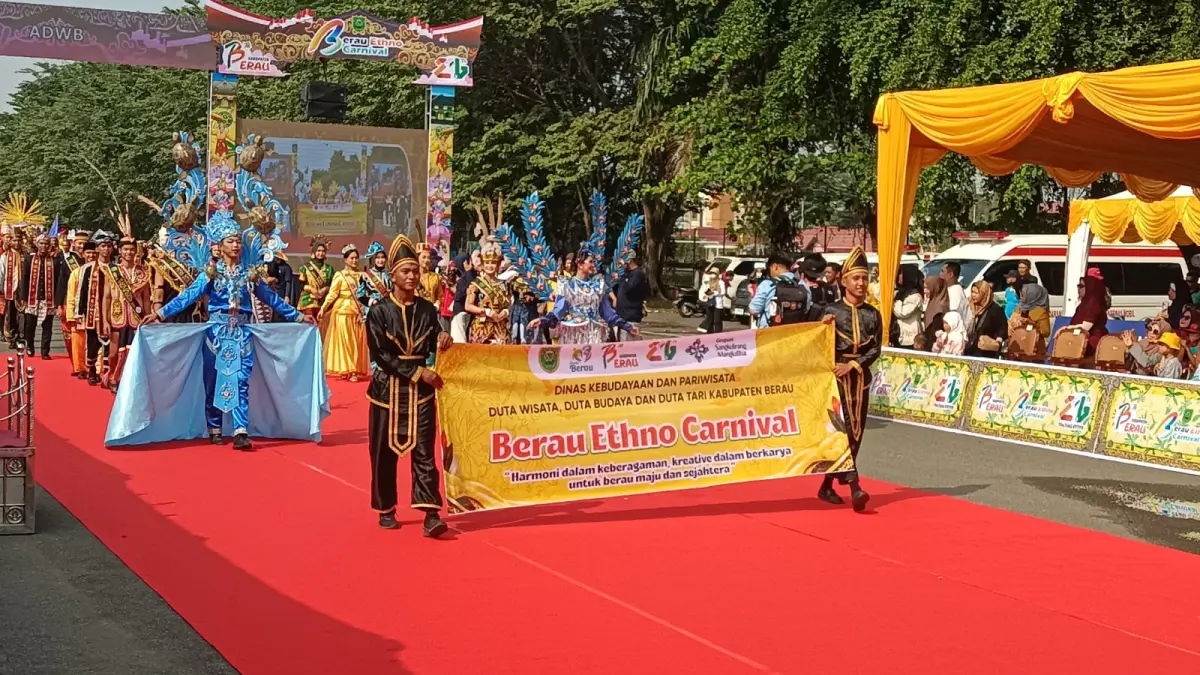 PAWAI BUDAYA: Wakil Bupati Berau Gamalis, melepas peserta Berau Ethno Carnival. KPG