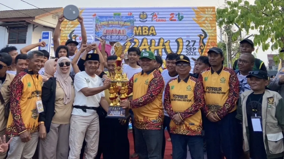 TERCEPAT: Wabup Berau, Gamalis, menyerahkan piala Lomba Perahu Panjang kepada tim Naga Samudra. KPG