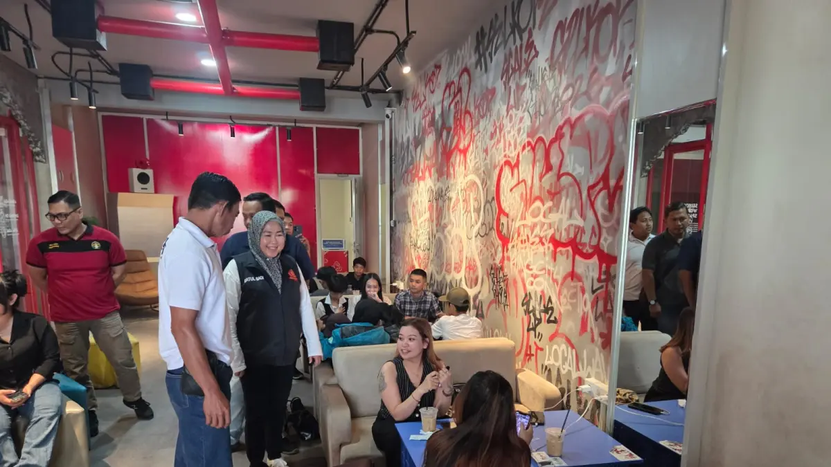 Satpol PP Kukar menyambangi kafe Selkop di Tenggarong untuk memastikan tidak ada pelajar bolos lagi (Elmo/Prokal.co)