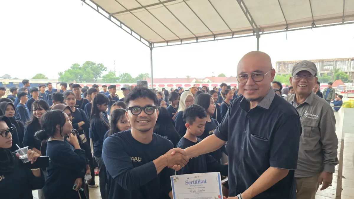 Kadisdikbud Kukar Heriansyah menyerahkan honor para penari kolosal Erau Adat Kutai 2026 (Istimewa)