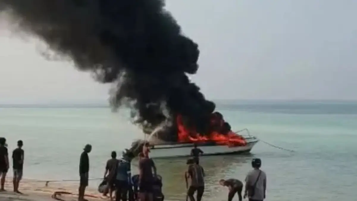 Sebuah speedboat milik penginapan di Maratua ludes terbakar diduga akibat ledakan mesin saat dipanaskan.