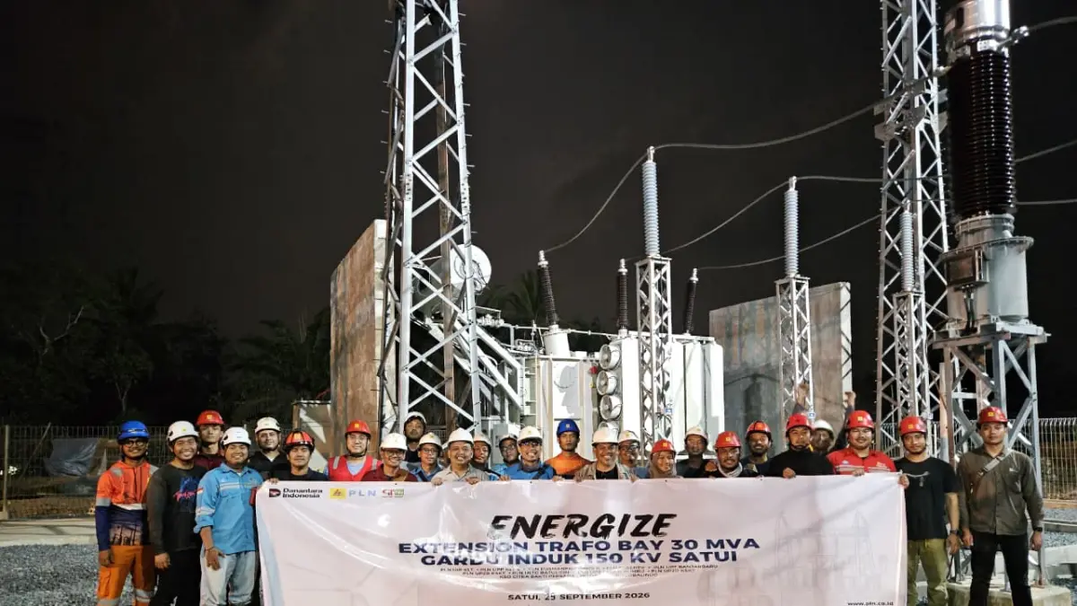 Tim PLN bersama mitra kerja seusai keberhasilan energize Extension Trafo Bay dan Trafo 2 berkapasitas 30 MVA di GI 150 kV Satui pada Selasa (29/9) pukul 22.59 WITA.