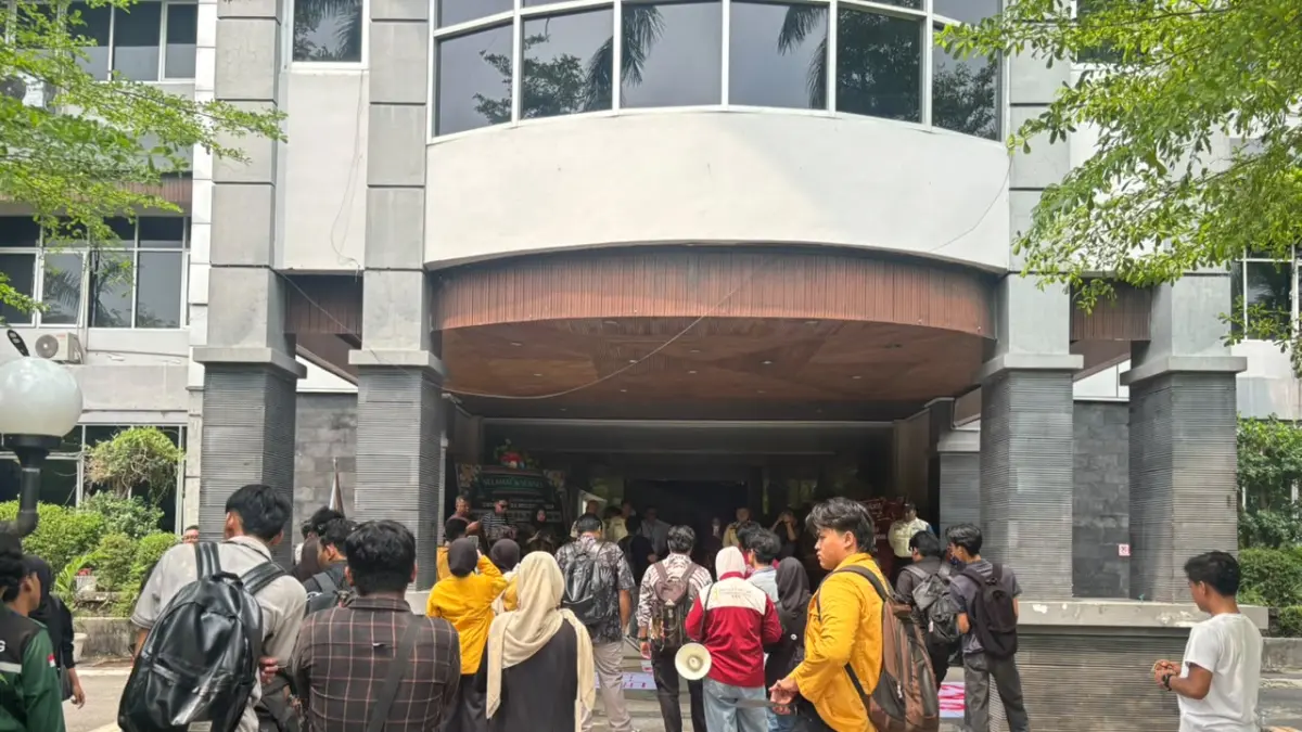 Aksi demo di Rektorat Unmul.