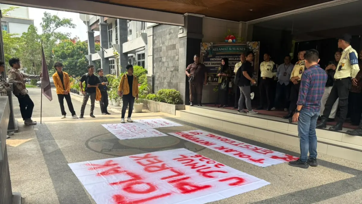 Aksi demo di Rektorat Unmul.