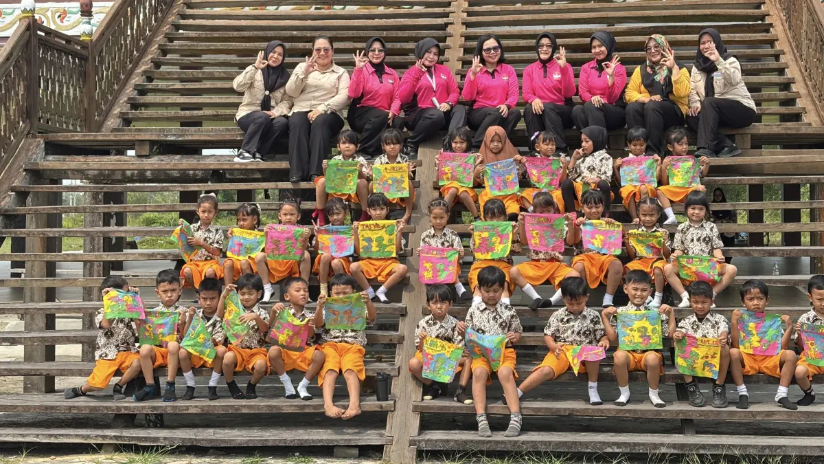 SERU: Guru dan murid TK Kemala Bhayangkari di Rumah Adat Kuta Rekan Tatau, PPU Kamis, 8 Oktober 2026. ISTIMEWA
