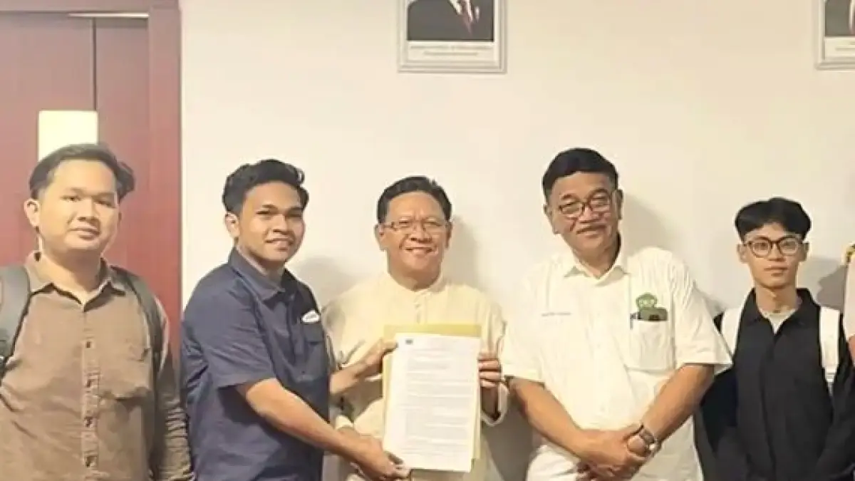 Komisariat PMII Universitas Mulawarman saat menyerahkan surat aduan.
