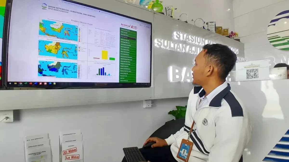Petugas BMKG Balikpapan memantau peta pergerakan cuaca di tengah ancaman polusi udara.