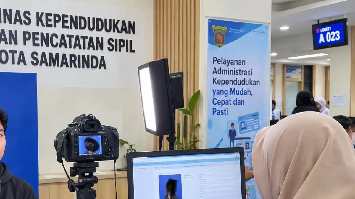 Warga melakukan perekaman KTP di kantor Disdukcapil Kota Samarinda.