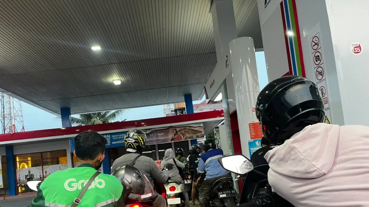 Situasi antrean BBM di kota Samarinda.