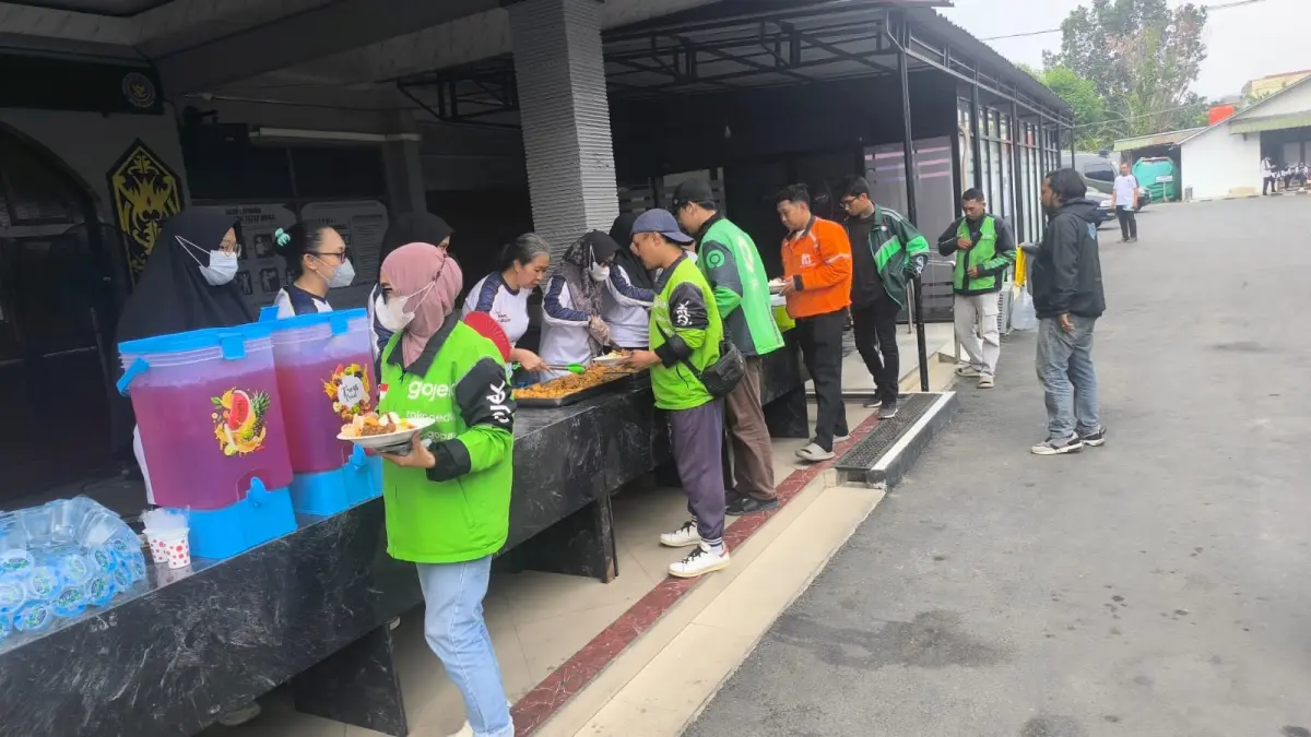 Pembagian makan siang dan masker.