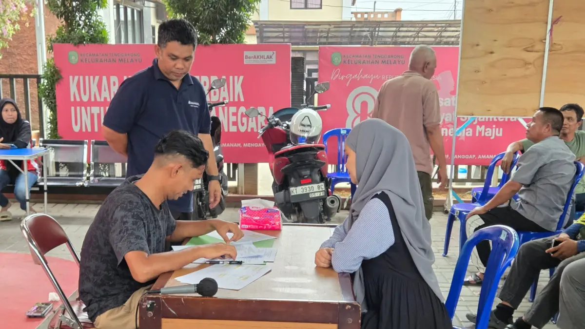 Penyaluran bantuan dana terkumpul kepada warga terdampak kebakaran RT 33 Kelurahan Melayu, Tenggarong (Elmo/Prokal.co)
