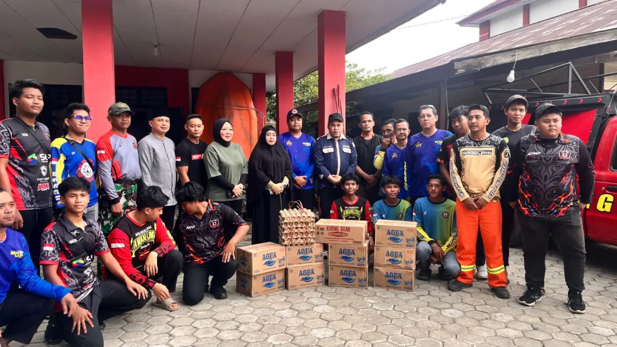 Ketua DPRD Kukar Ahmad Yani menyerahkan bantuan kepada relawan Karhutla (Elmo/Prokal.co)