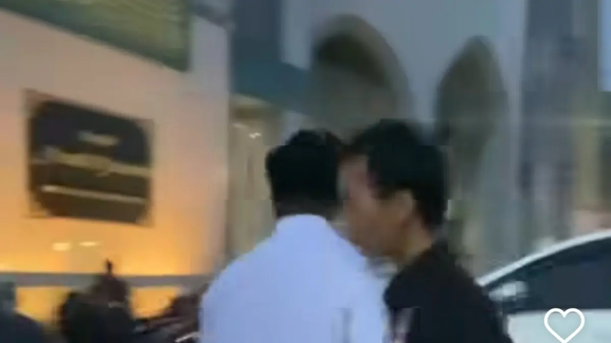 Momen saat sang ajudan menyenggol.