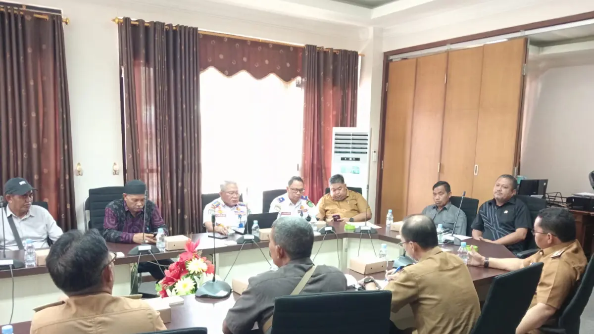RDP DPRD Kukar bersama Pemkab mengenai perbaikan jalan di Kecamatan Muara Jawa (Elmo/Prokal.co)