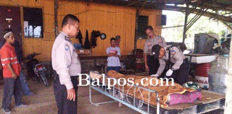 EVAKUASI: Gufron sebelum dievakuasi pihak kepolisian ke RSKD Balikpapan untuk keperluan visum.
