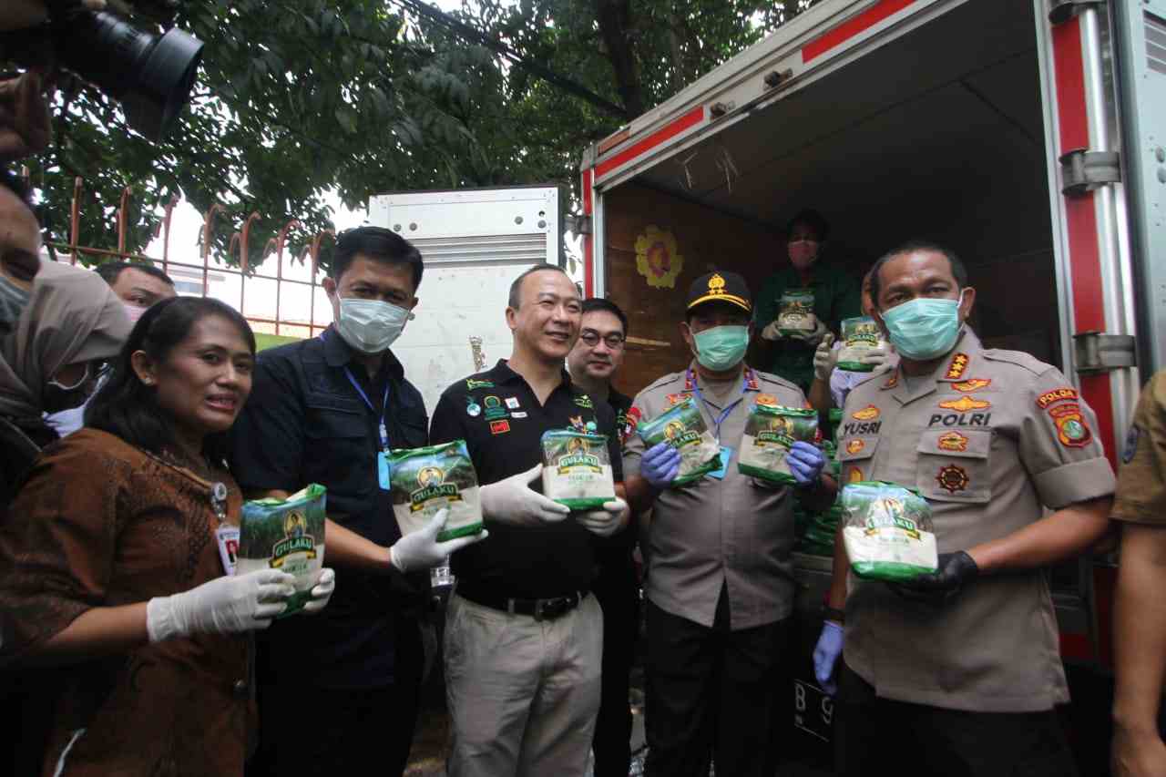 Kapolda Metro Jaya Inspektur Jenderal Nana Sudjana (kedua kanan), Direktur Sugar Group Companies Yusuf Sumartha (ketiga kanan), Direktur Sugar Group Companies Irwan Ang (ketiga kiri) dan Plt Kepala Dinas Perindustrian, Perdagangan, Koperasi, Usaha Kecil d