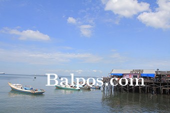 KENA IMBAS: Para nelayan juga terkena imbas virus corona. Banyak nelayan yang tidak melaut karena mengikuti anjuran Pemerintah Pusat untuk berdiam diri di rumah. Terlihat puluhan kapal nelayan sandar di pantai Klandasan. Sementara itu, Pemkot Balikpapan t