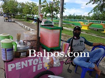 PASRAH: Joko berjualan pentol di bulan puasa hanya untuk bertahan hidup. Karena biasanya pada bulan Ramadan sudah pulang kampung.