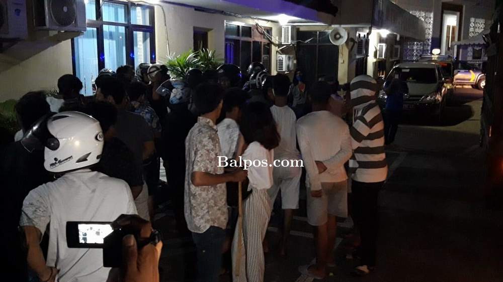 DIJARING: Puluhan remaja terjaring razia balap liar di TPU KM 15, Minggu (3/5). Mereka diamankan di Mapolresta Balikpapan untuk didata dan diberi pembinaan.